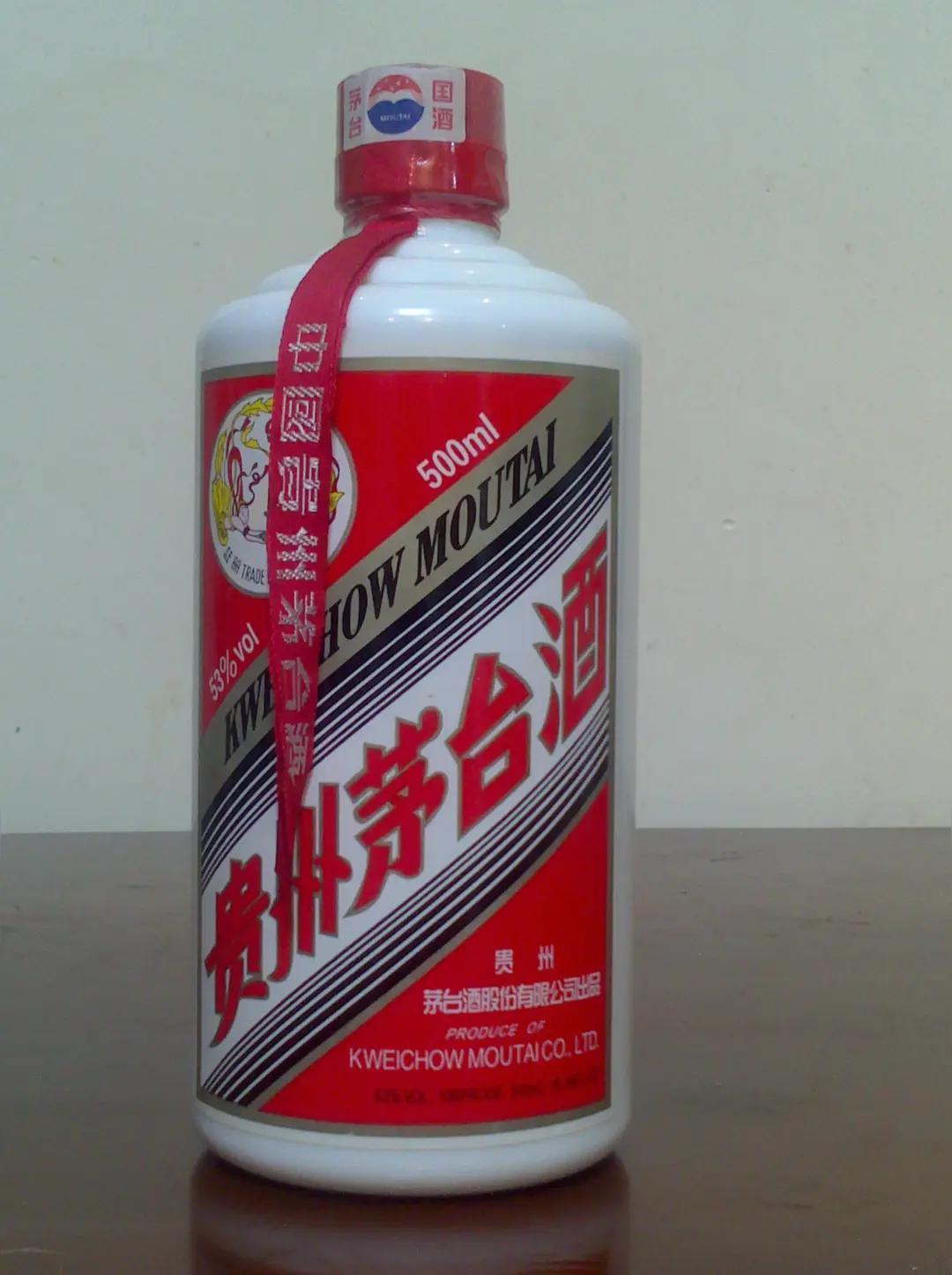 昨晚宴席的酱酒，看着华丽贵气，入口也挺好的！ 明明价格不菲，可是今天一上午浑身不