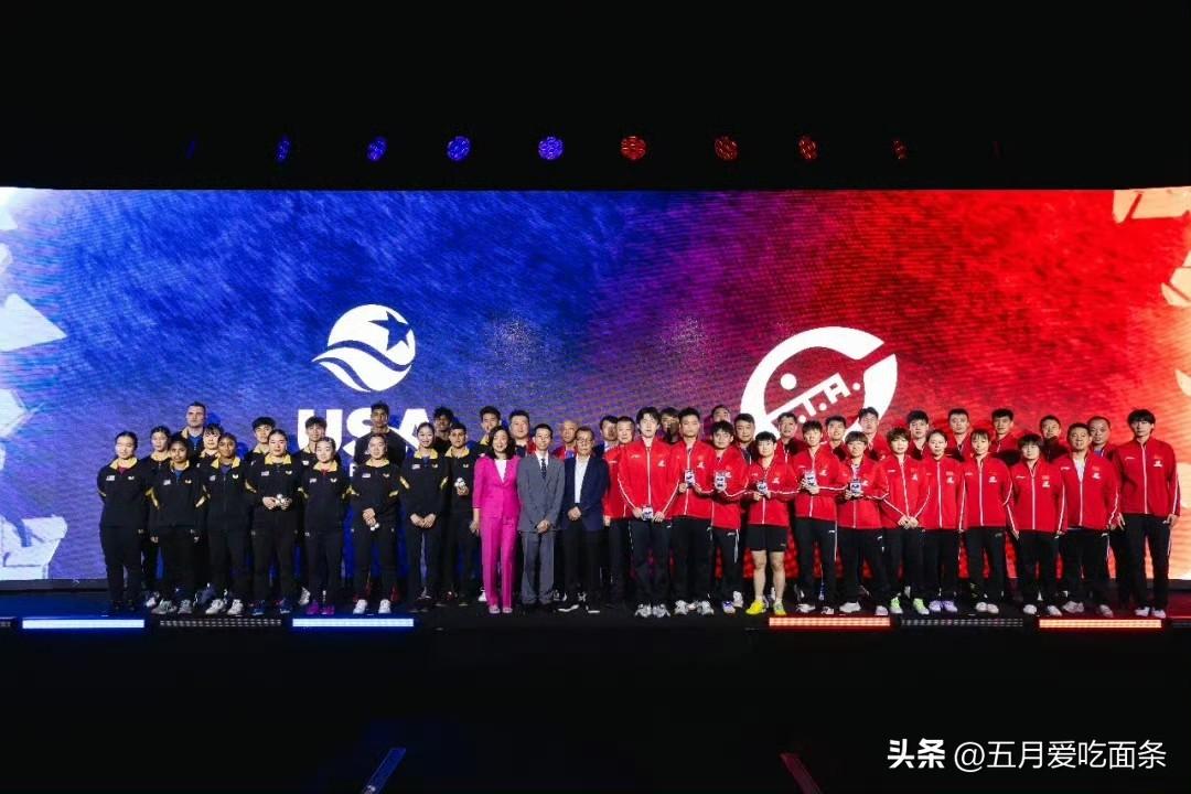 美国大满贯比赛之日，恰逢中美乒乓建交55周年，中美两国乒乓球队友好互赠礼物、合影