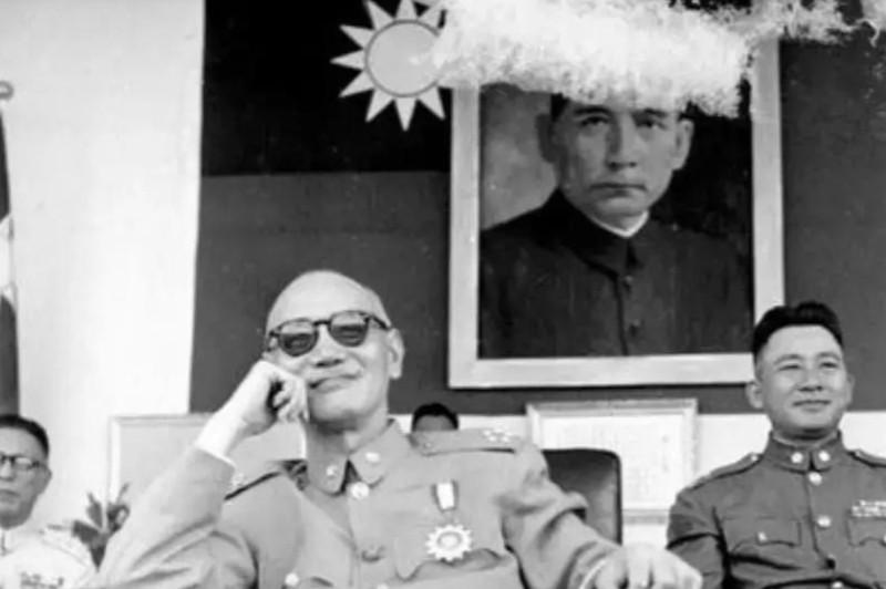 1935年王家烈交出所有兵权，蒋介石赏赐三万银元让他外出散心，刚登上专机，蒋介石