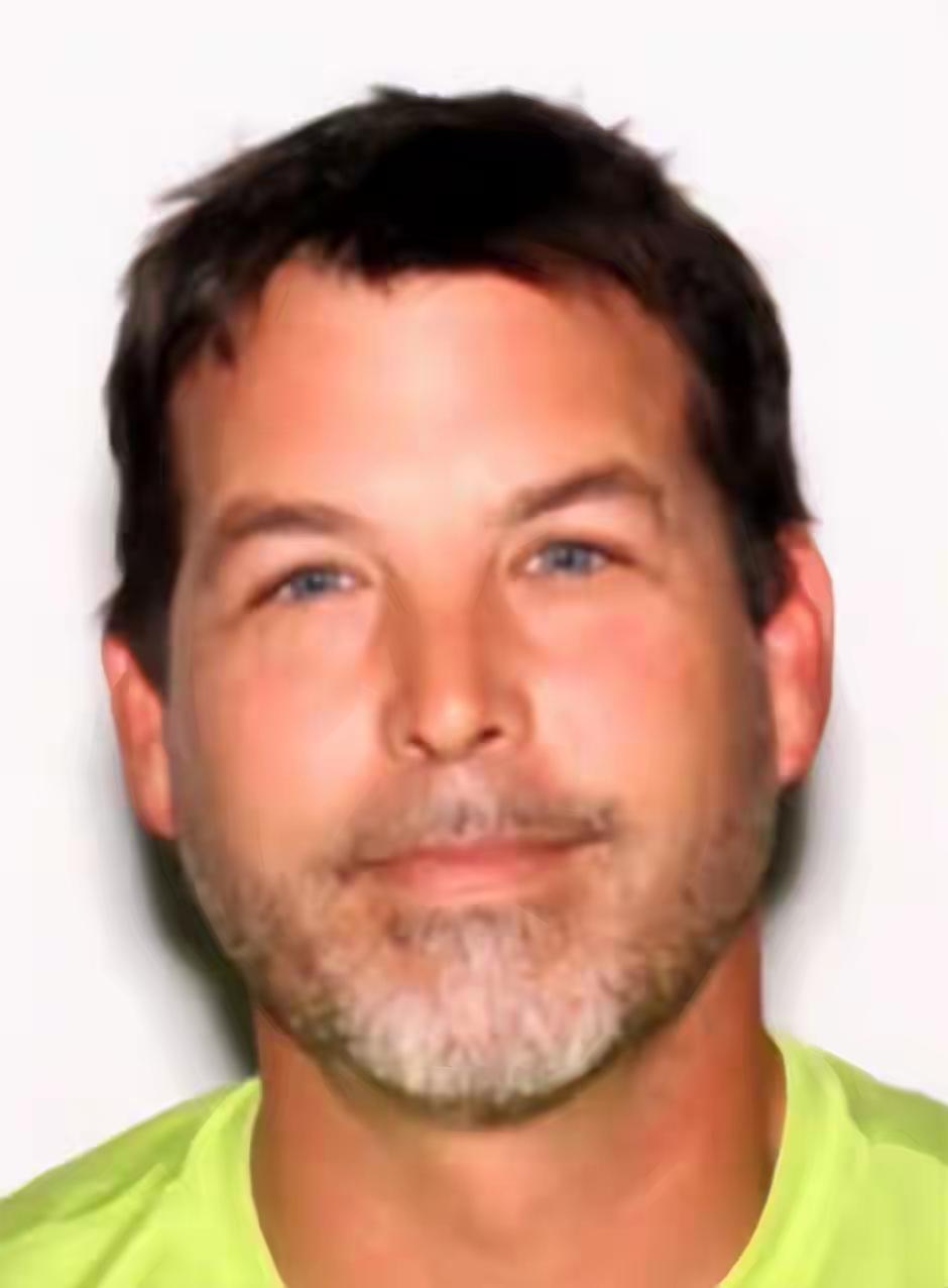 圣诞节期间美国这个男子因为看一场电视直播橄榄球比赛与妻子发生了争执，两个人都拿起