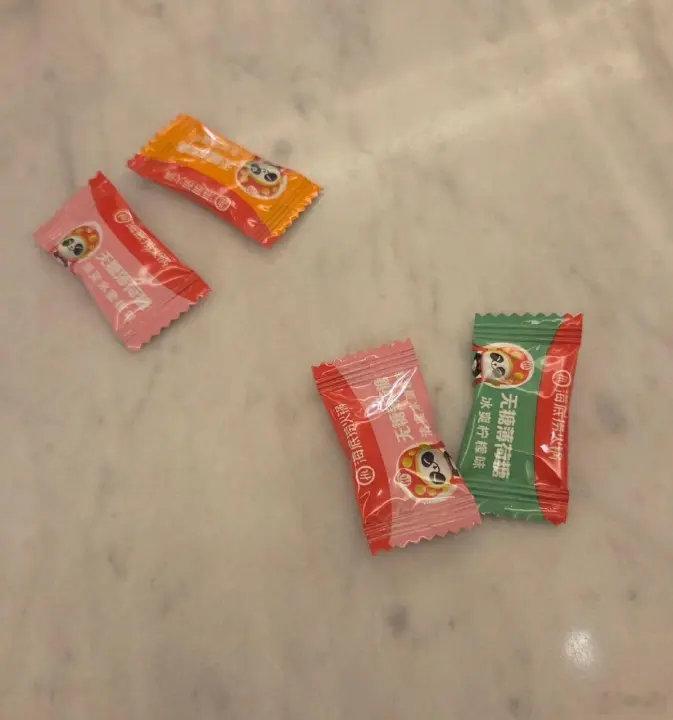 柳智敏送粉丝海底捞的糖 咖啡馆偶遇柳智敏 随身携带的是海底捞的薄荷糖 哈哈哈哈哈