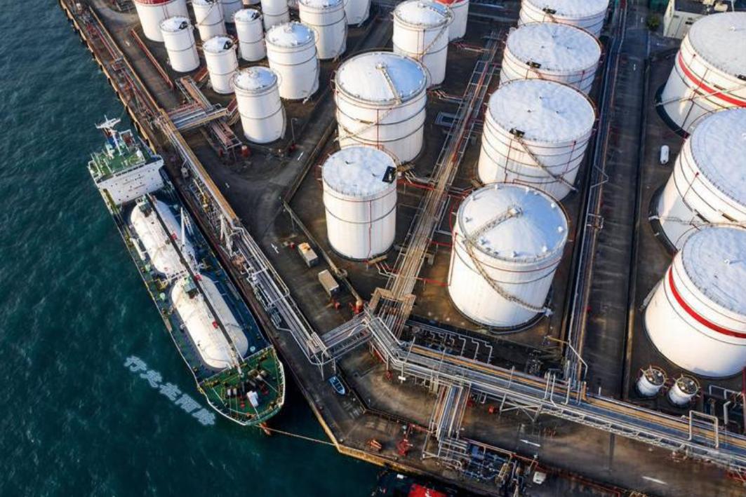 拥抱人民币果然是幌子，阿联酋实则紧跟美国掀翻桌子。

一直以来，阿联酋频频释放拥