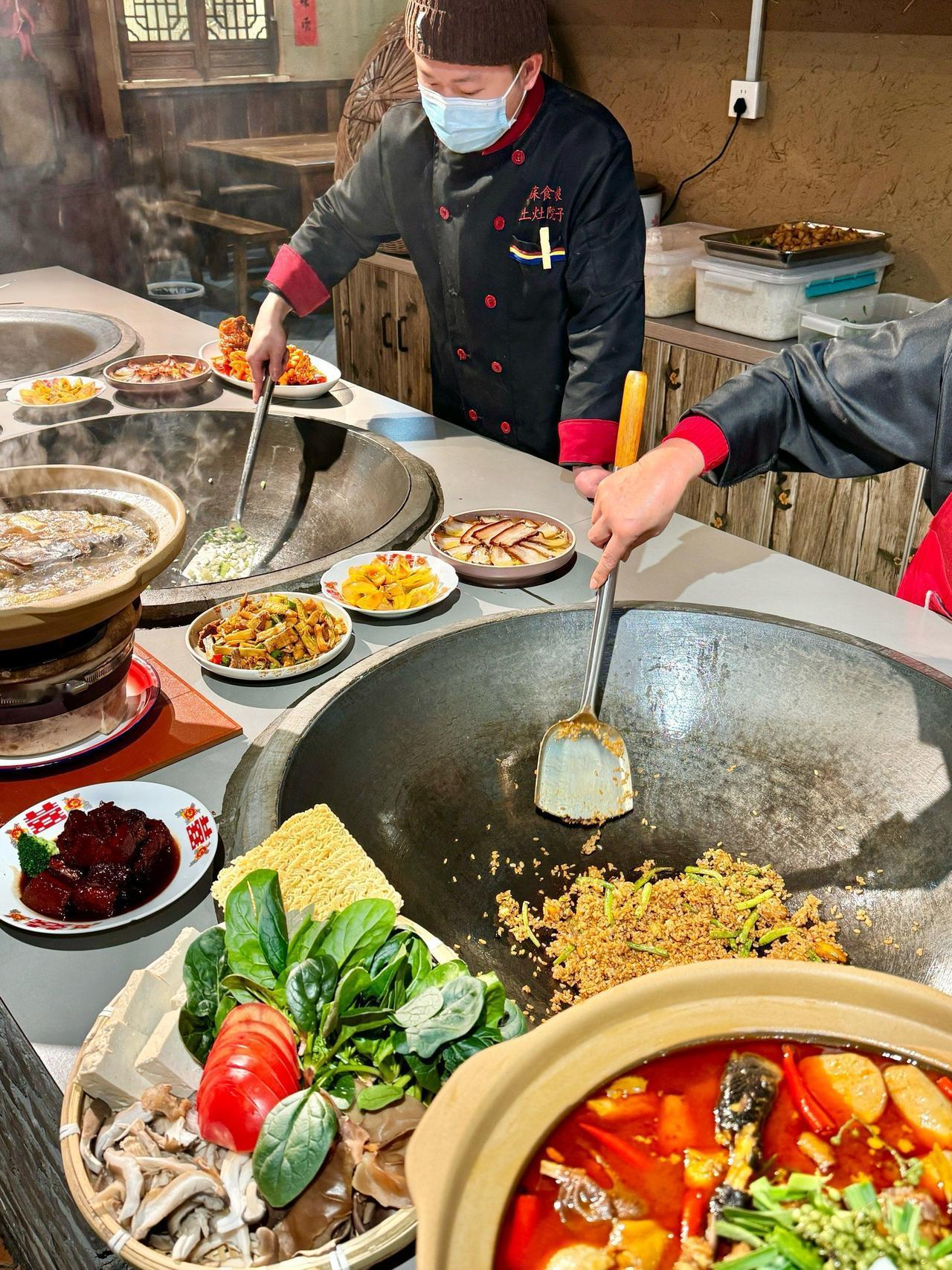 你喜欢吃柴火灶做的食物吗?

柴火灶做的食物那种烟火气十足、带着岁月沉淀的味道，