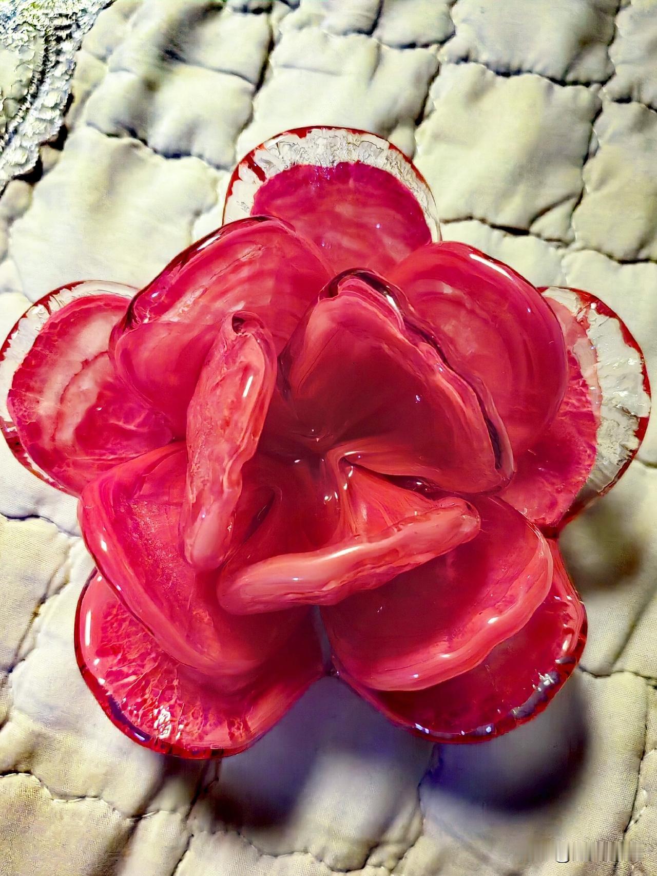 前两天拍的琉璃摆件，
今天终于收到了。

直播间也能淘到宝呀，
红红颜色的很喜欢