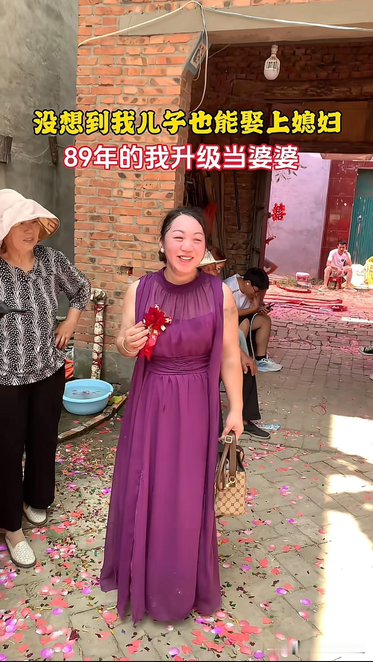 37岁女子同龄人的儿子在上幼儿园，她的儿子却已经结婚了！

她15岁就分娩！农村