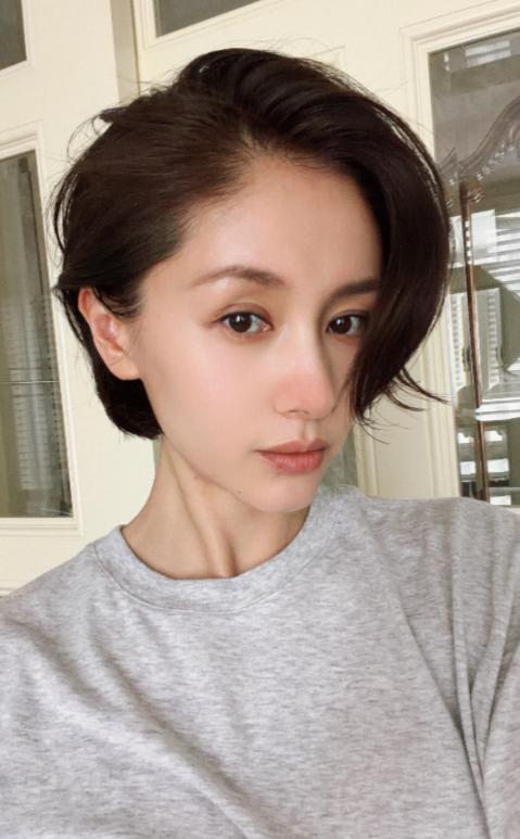 王子文白天刚剪完短发说“我的脸只认短发”，晚上就顶着一头长发出席活动，这操作把网