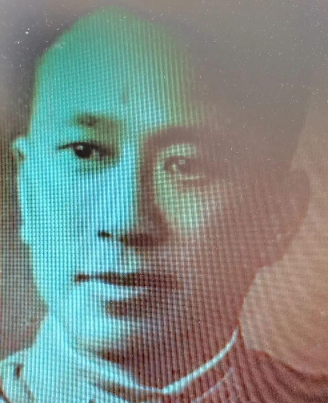 国民党陆军中将唐生明，是个风流将军。

理发店内，修指甲的剪刀还悬在半空，唐生明