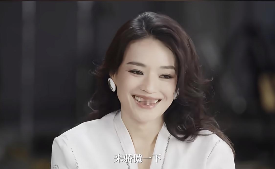 舒淇讲自己十四、五岁翘课，离家出走做模特，跟人家去了香港。突然之间就50岁坐在这