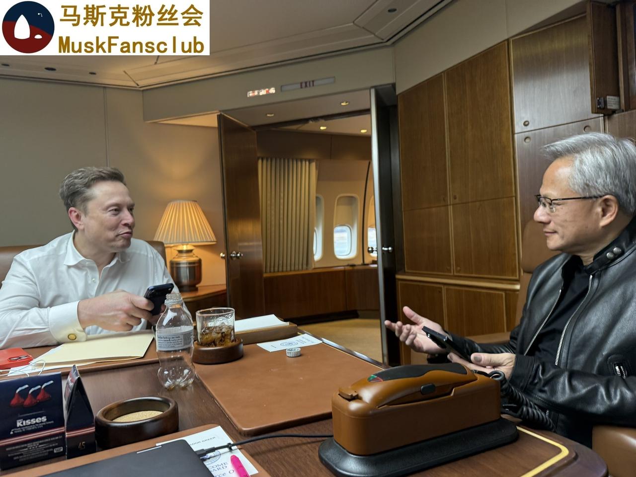那天在飞机上面，
马斯克和黄老板，
到底聊了些啥呀？
太想知道啦！
真想变成墙上