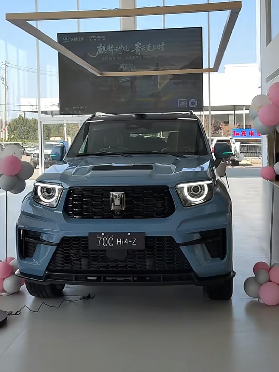 目前比较火的新车肯定有坦克700Hi4-Z。这台车主打的敦煌青车漆太帅了，实车特