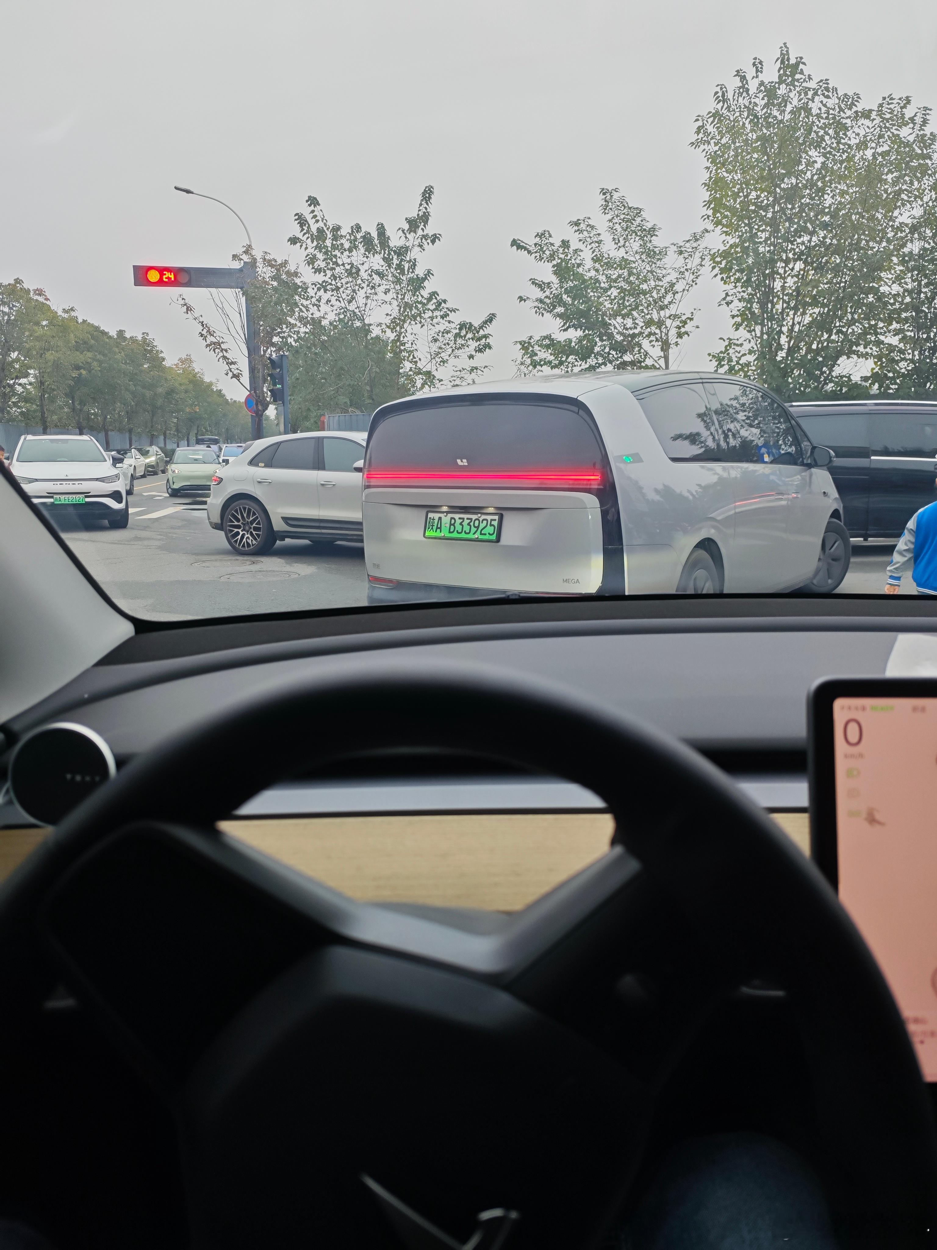 天气变凉，叫娃起床变得越来越难了[允悲]  ​​​