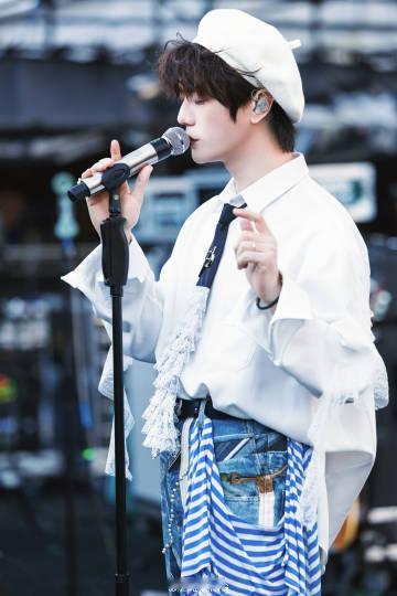 陆虎我们和好了吧 被陆虎的真诚狠狠打动，俯身致谢，轻声碎碎念的模样满是不安，拜托