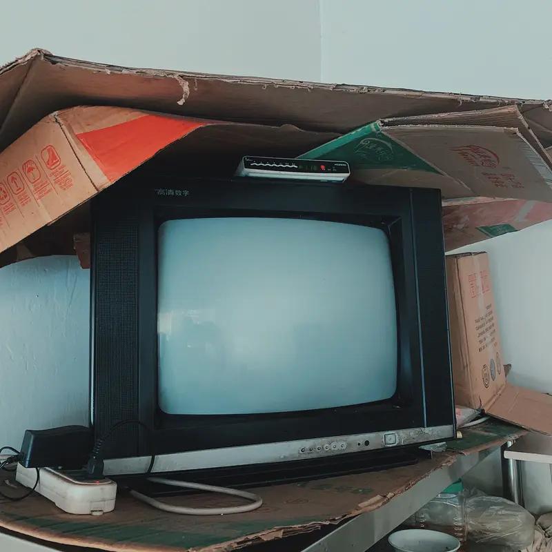 以前一台彩电，抵普通人好几个月工资。一双普通皮鞋就要几百块，大家也只有过年，才舍