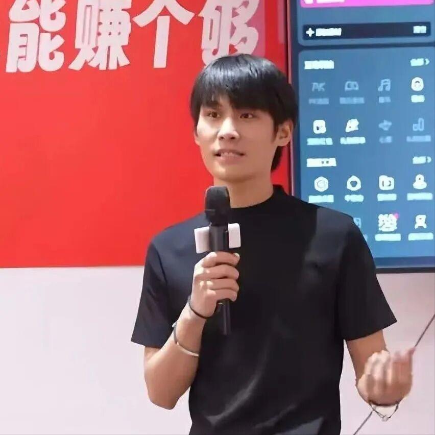 三只羊复出了！

不是直播带货，

而是换了个赛道。

最近，在三只羊大课堂发布