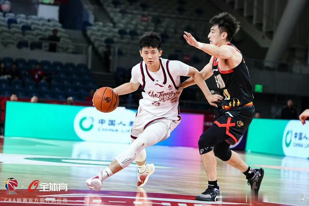 浙江稠州俱乐部小将李悦洲，入选中国男篮 短训营。 