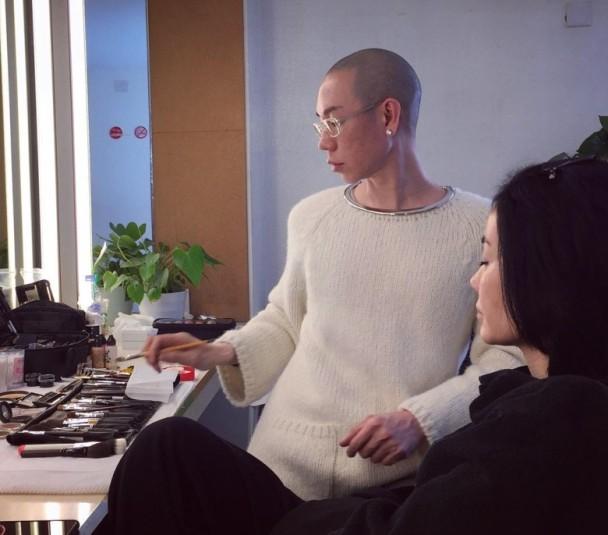 王菲眉毛被吐槽，化妆师一句回应太刚了
 
王菲的眉毛被全网说显老，跟了她30多年