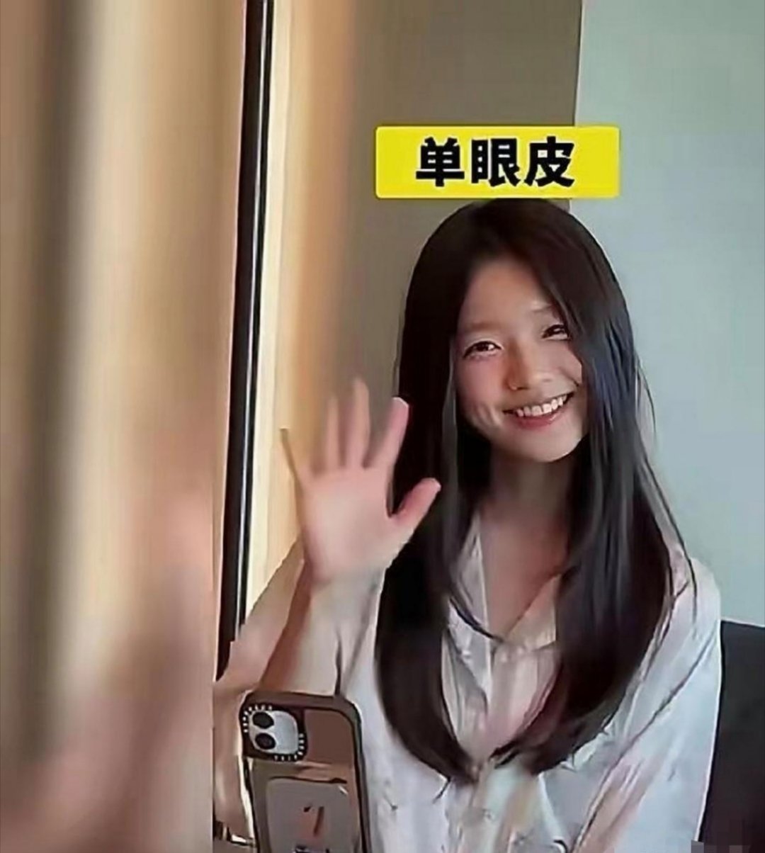 大S女儿小玥儿也开始直播了。开心与粉丝打招呼，很有镜头感，看她笑起来脸颊有两个明