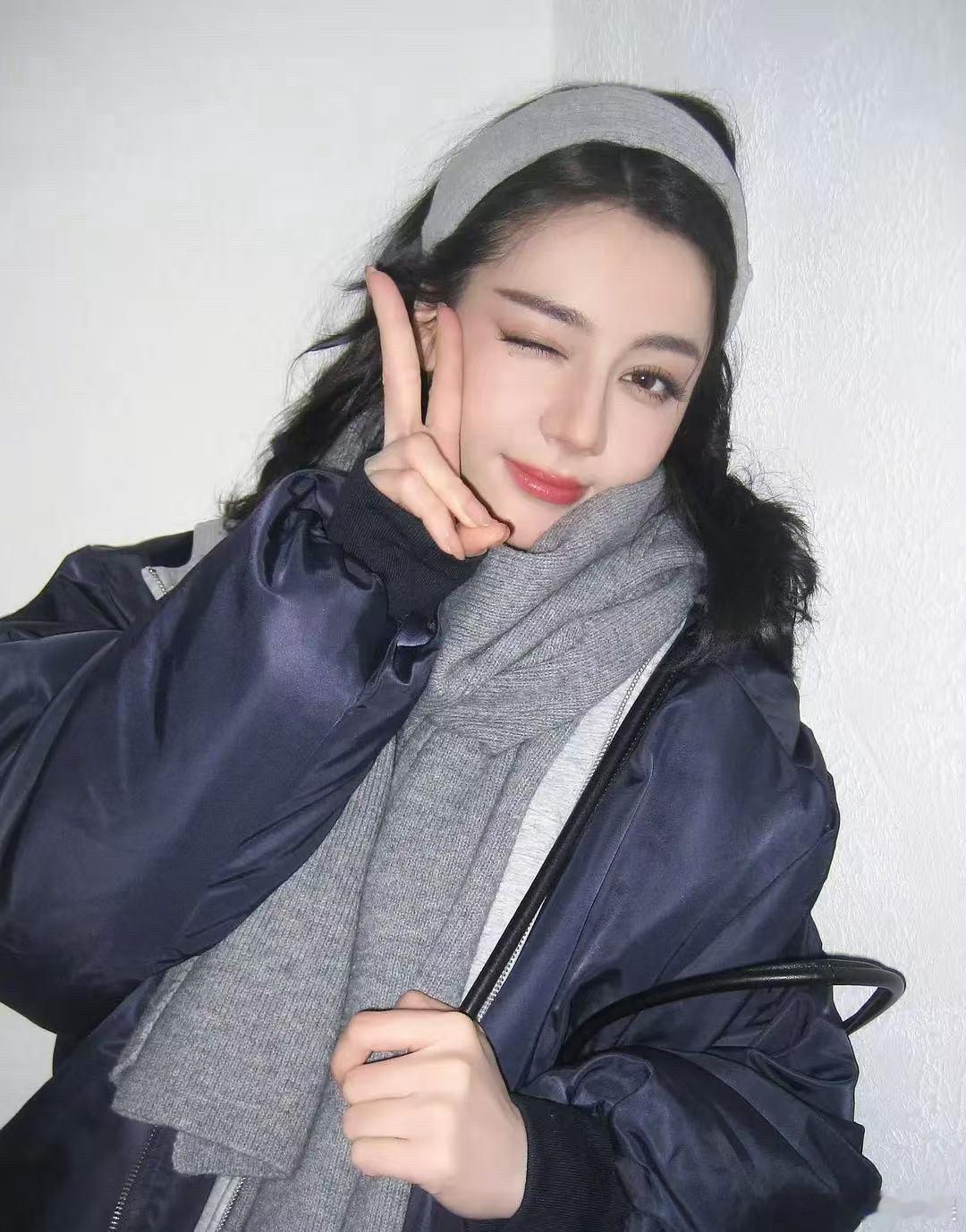迪丽热巴现在脸部状态的年龄感真的是化妆p图都有点盖不住了。 
