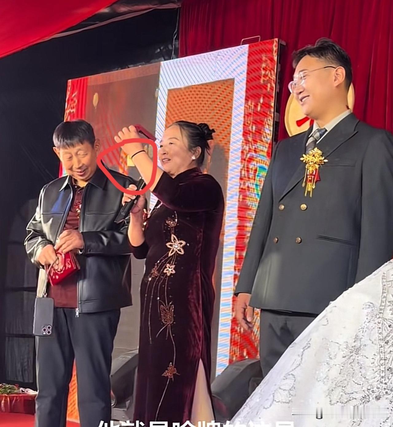 喜婆婆在儿子婚礼上，坦言给儿子准备了一份惊喜，铺垫了很久，最后华丽丽的拿出来一个