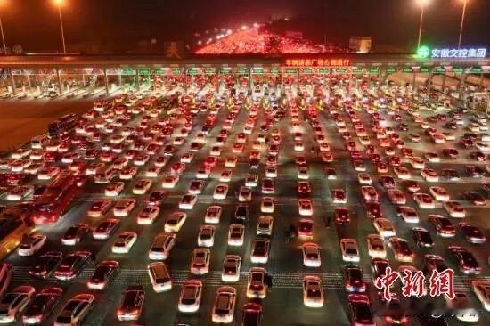 繁荣昌盛的时代，吴庄收费站车灯连成“星河”！
经济腾飞，人民安居乐业，是亿万人民