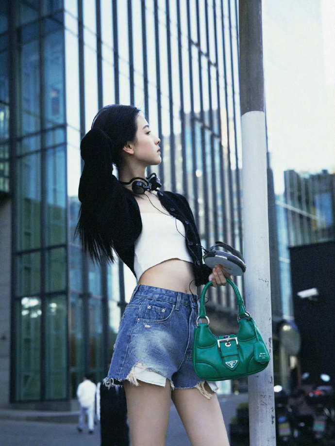 陈都灵戴耳机美图 