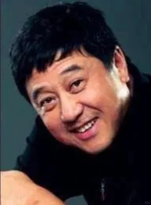 照片中的人，叫叶大鹰，是叶挺将军的孙子。叶大鹰没走父亲和爷爷的路，而是...