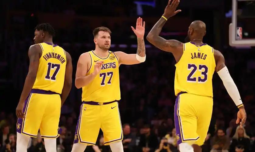 三核之外的结构上当然也有问题，这点也念叨了很久。八村和他的替补们都不能为三核领协