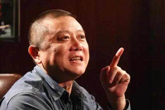 统一台湾，王朔出了个妙招：不打仗，先封锁。宣布海峡为战区，划设台湾上空禁飞，谁敢