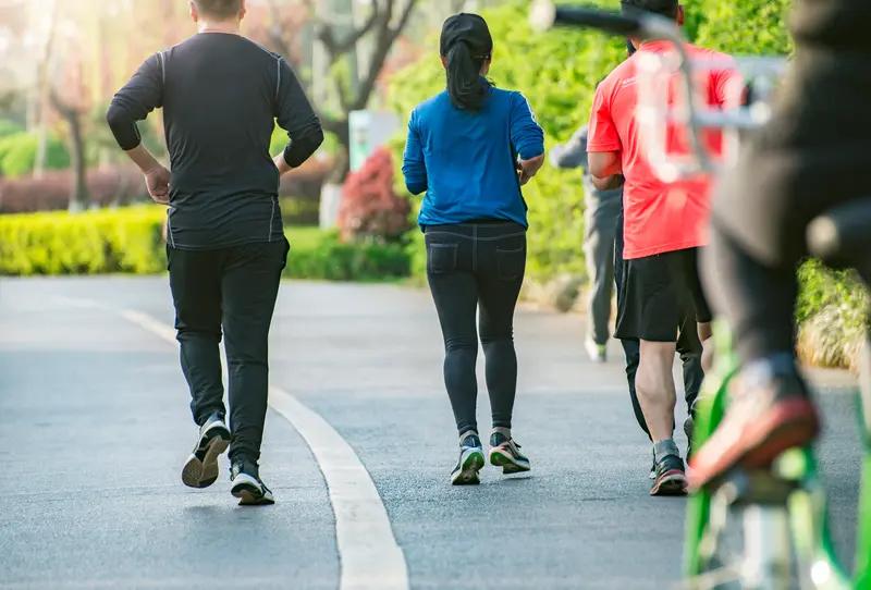 解决孤独的良药有很多。社交活动是个直接办法，参加派对、俱乐部活动，和人建立联系、