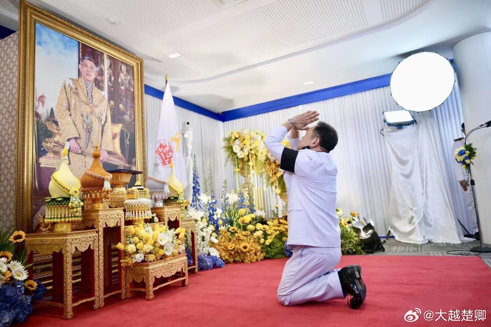 泰国国王御准阿努廷拜相组阁，阿努廷叩谢圣恩，强调自己将永世不忘王室恩德，不负信任