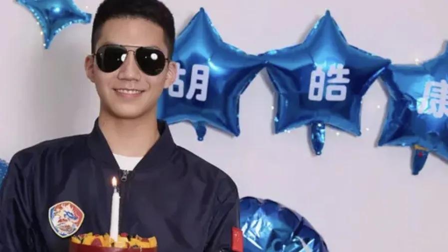 胡军分享了与儿子康康的温馨瞬间，为康康迎来了16岁的闪耀年华留下了珍贵印记。照片