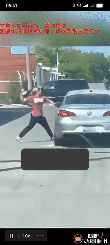 起始女子如此勇猛，让人以为她是个王者，结果一挨揍也是秒怂。原来，她不是黄蓉，更不