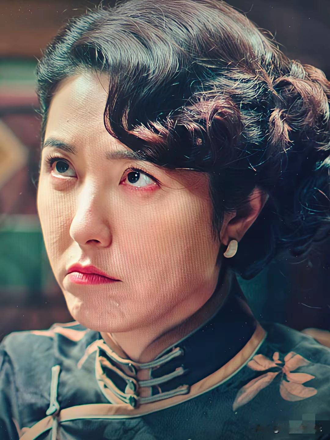 她怎么有这么多奇奇怪怪的表情，
已经不是小女孩了，快50岁的人了还做这个撅嘴的表