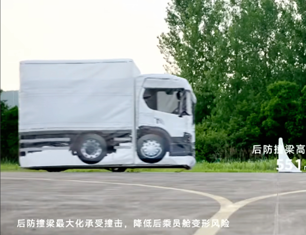 我就是好奇，为啥蔚来那么蠢，在直播里直接用真货车，去模拟碰撞测试ES9的主动悬挂