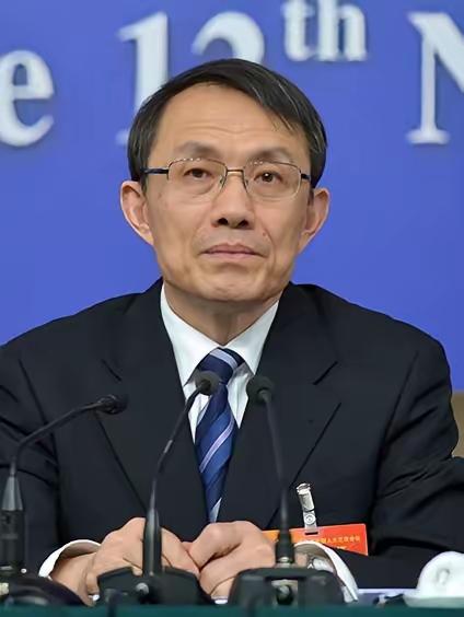 这位老干部叫沈健，原江苏省教育厅的厅长，在新年来临的前一天出事了，因为是退休老同