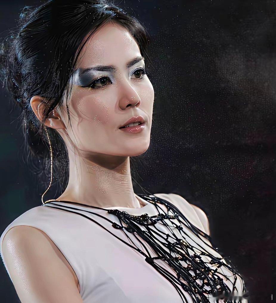 单依纯是要复刻王菲l明明她的长相就偏朴素可以走简约的路线，结果也不知道她是怎么想