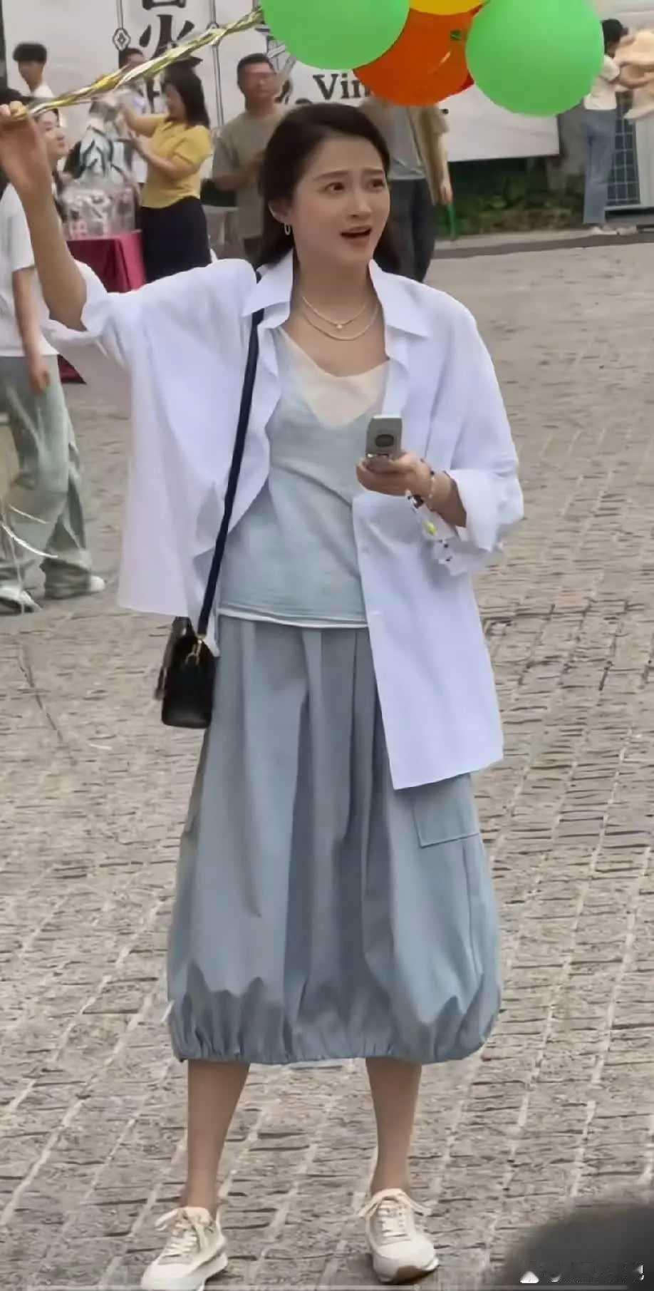 关晓彤青岛拍戏，感觉青岛人没什么追星的热情遇见了拍一下，也不特意去！最近，关晓彤