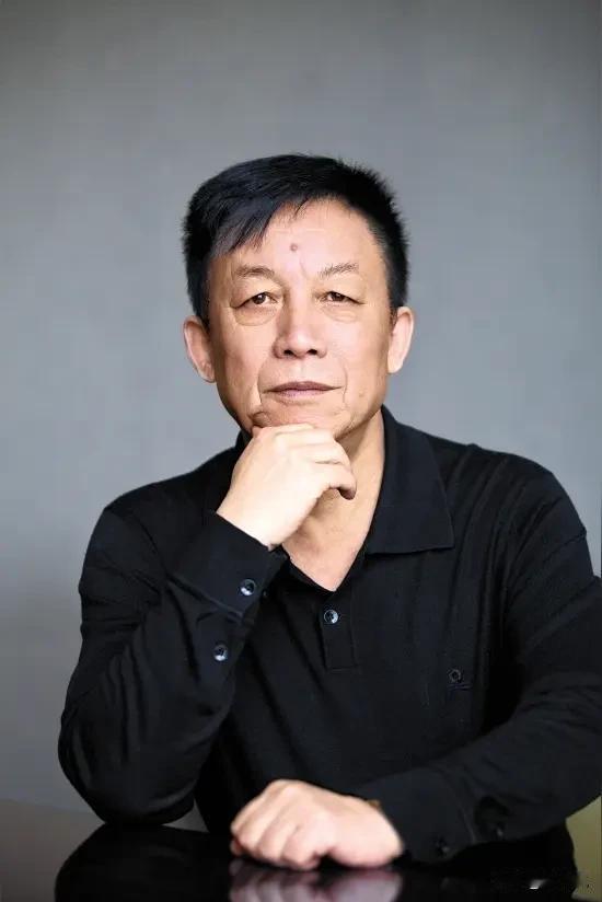 几年前易中天在一次演讲中，面对观众关于未来十年中美关系的提问，他是这样回答：
现