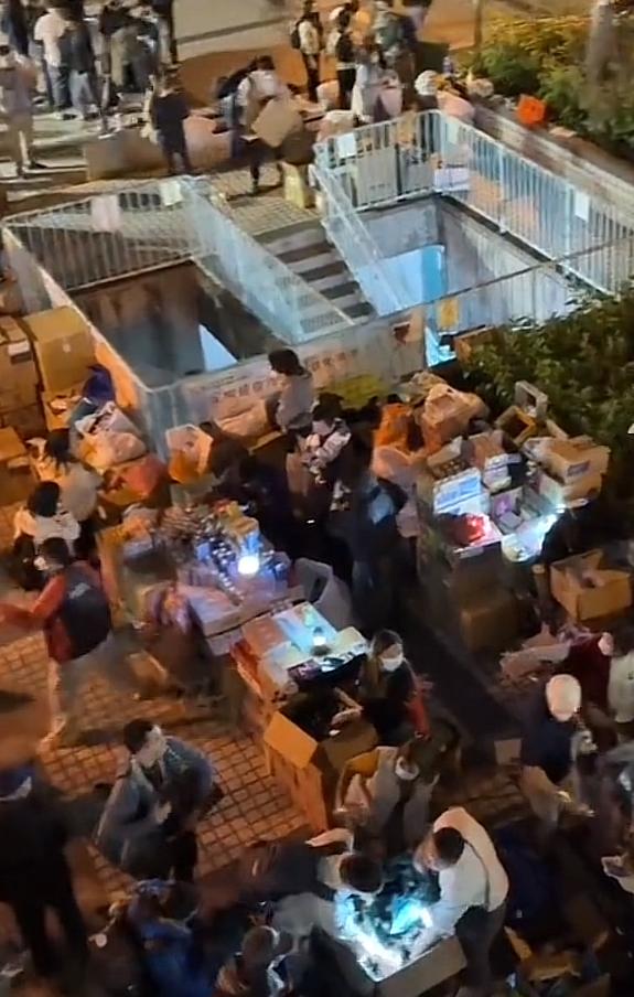 香港大埔火灾
群众自发派发生活物资
看到这一幕，我不禁落泪。悲喜交加——为遭受如