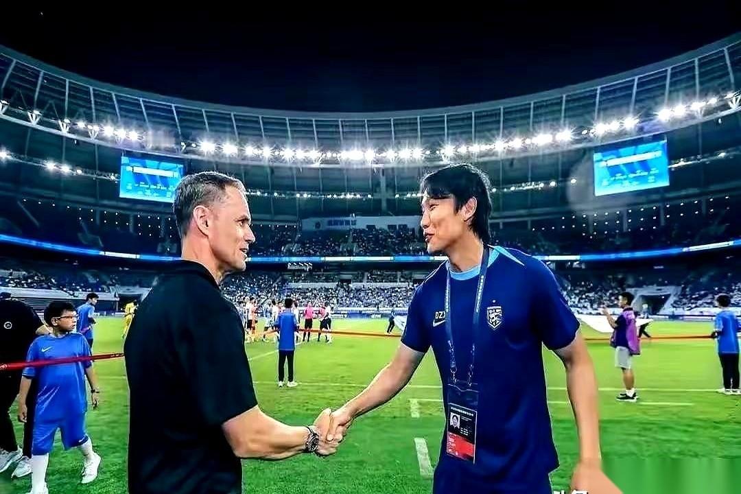 你说这事儿邪门不邪门。
两次，就两次，都是同一支球队，把你稳稳地按在悬崖边上，就