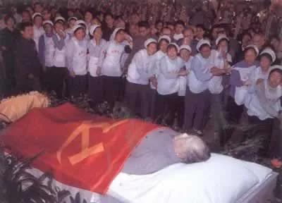 毛主席生命最后一刻说他好难受
1976年9月8日7时10分，毛主席对身边的护士孟