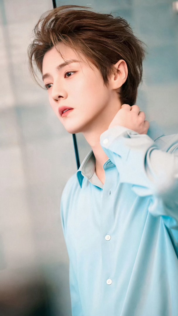 与鹿晗益起来 lh歌手鹿晗 世界或许冰冷，但你站在那里，本身就是春天颁发的通行证