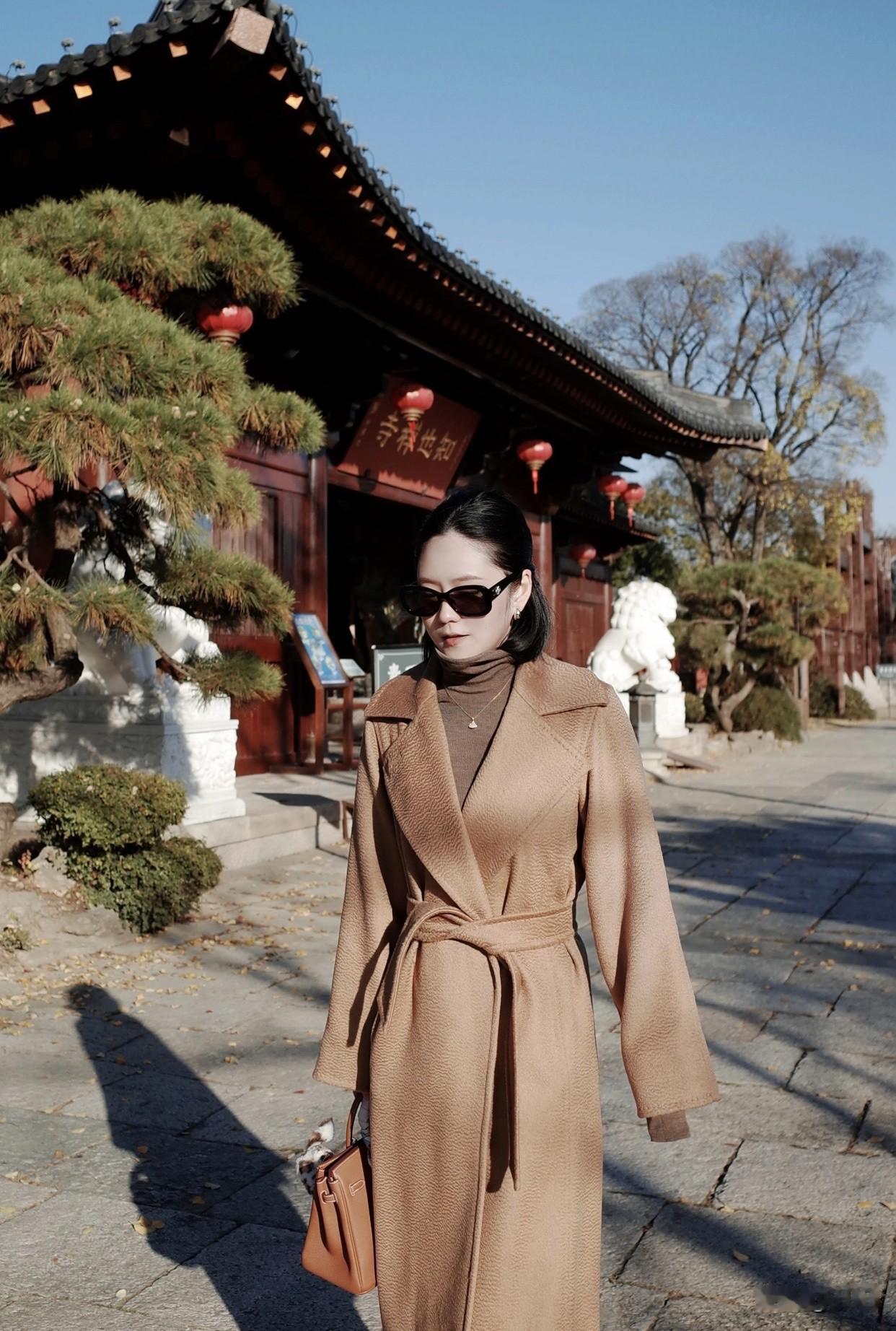 什么搭配显气质秋日穿搭指南：复古风长外套+墨镜，尽显优雅气质