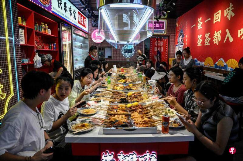 “穷鬼套餐”席卷中国餐饮业。

早上花3元（人民币，下同，0.56新元）吃自助吃