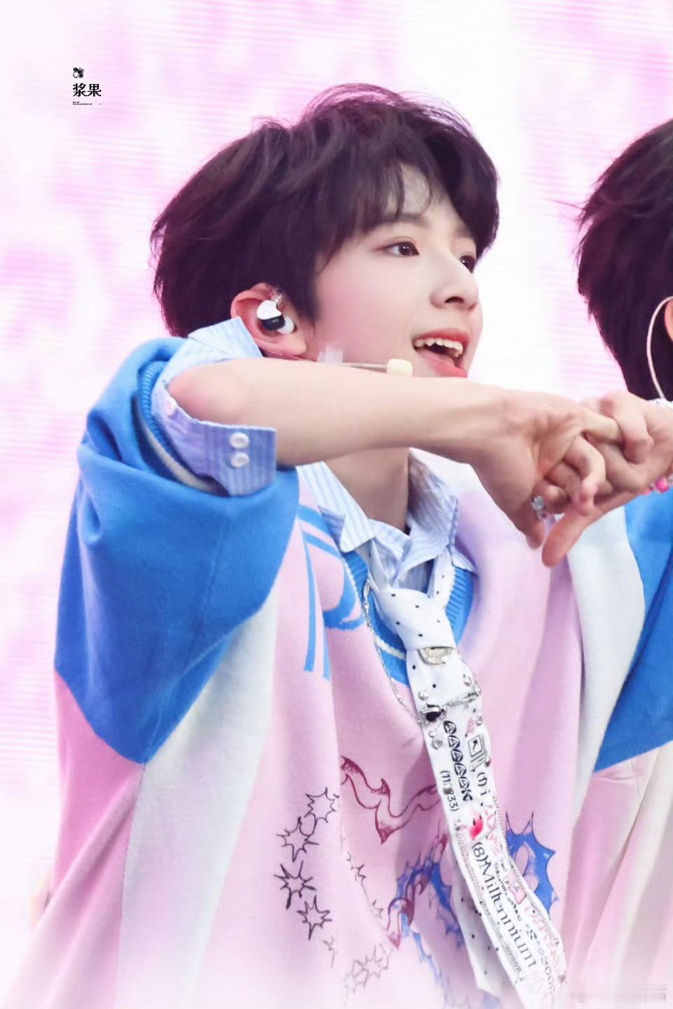 陈浚铭新音来了个小蛋糕陈浚铭笑容好真诚、好甜，好像行走的小蛋糕