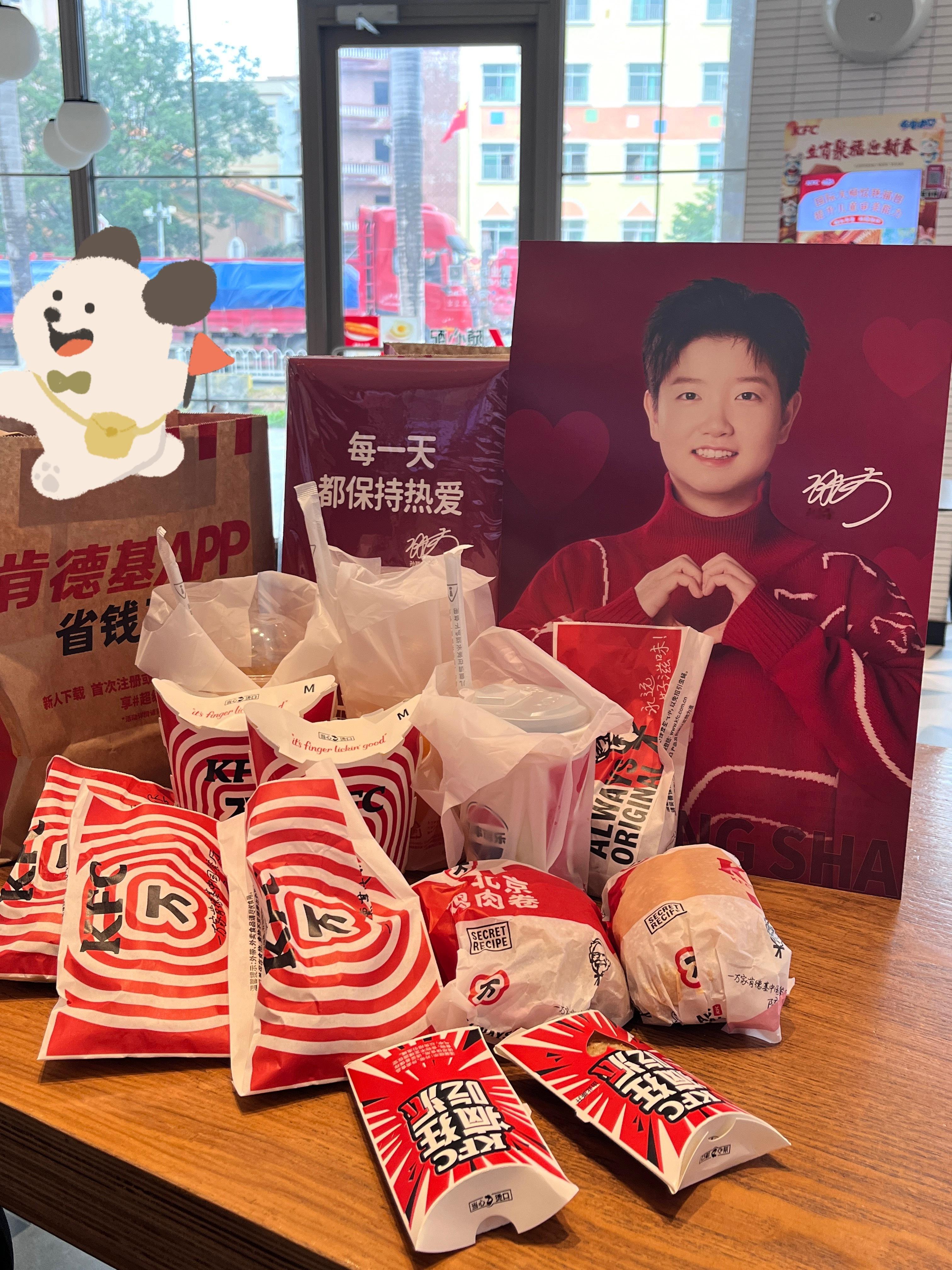 好漂亮啊宝宝🥹漂亮的脸蛋就应该应在大海报上！谁懂我拿到大海报被漂亮到叽呱乱叫啊