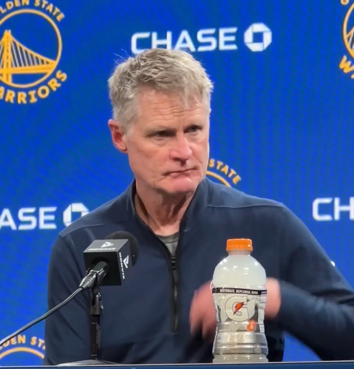 记者：“库明加是什么时候受伤的？”科尔：“就在比赛开始前。”记者：“勇士队是否担