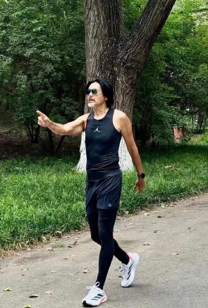 近70岁的周润发，酷爱跑步，半马竟然能跑出这个数据，pb了，令我等年轻人汗颜啊！
