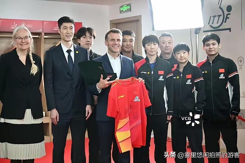 马克龙与王曼昱的互动瞬间，王曼昱这气质绝对是典型的强者风范，在马克龙面前也是不卑