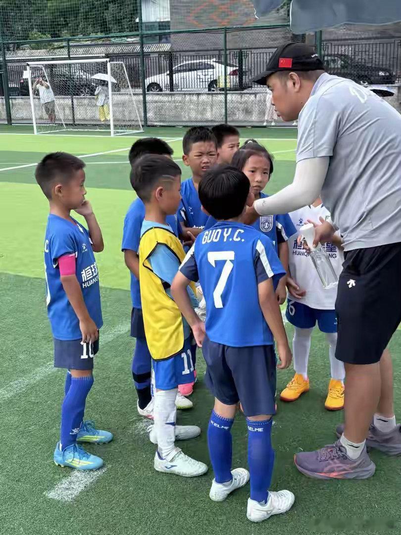 小姑娘留偶像哈兰德同款发型 辫子一扎，曼曼就是百队杯上的“小哈兰德”。首场比赛活